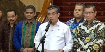 Menaker, Yassierli saat konferensi pers di kantor Kemenaker, Jakarta, Kamis (21/8/2025) terkait OTT KPK Wamenaker Immanuel Ebenezer (Ilham F/Suaranusantara)