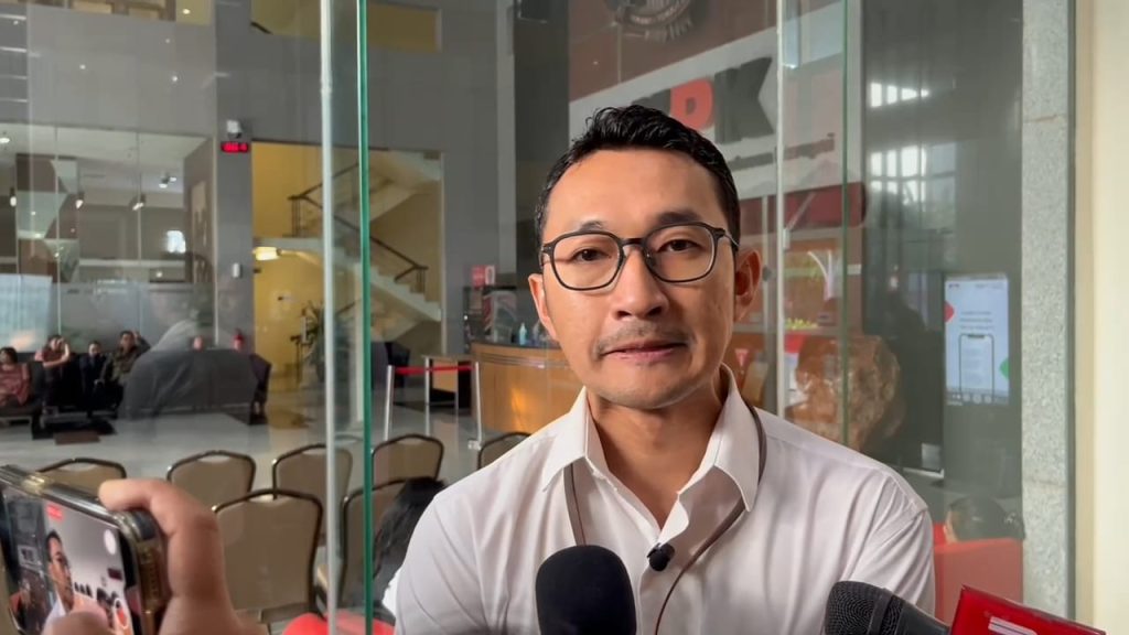 Jubir KPK, Budi Prasetyo saat diwawancarai di Gedung Merah Putih KPK, Jakarta Selatan. soal penggeledahan rumah Eks Wamenaker Immanuel Ebenezer (Ilham F/Suaranusantara)