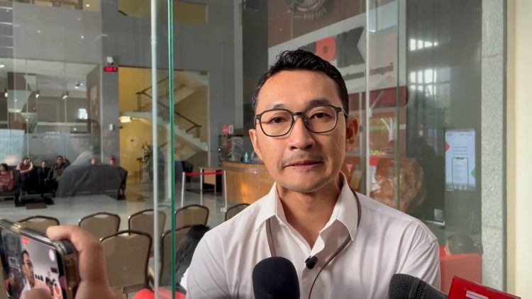 Jubir KPK, Budi Prasetyo saat diwawancarai di Gedung Merah Putih KPK, Jakarta Selatan. soal penggeledahan rumah Eks Wamenaker Immanuel Ebenezer (Ilham F/Suaranusantara)