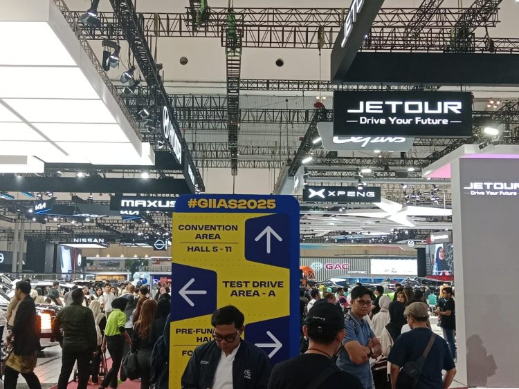 Memasuki akhir pekan penutupan, peserta GIIAS 2025 telah menyiapkan beragam pertunjukan musik di sertiap booth (suaranusantara.com)