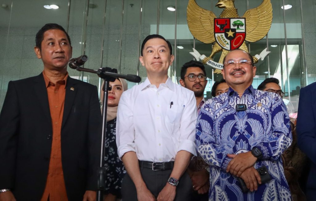 Mantan Mendag, Thomas Trikasih Lembong alias Tom Lembong di gedung Komisi Yudisial, Jakarta, Senin (11/8/2025). (Ilham F/Suaranusantara)