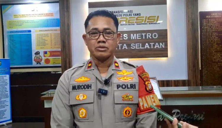 Kasie Humas Polres Metro Jakarta Selatan, Kompol Murodih saat diwawancarai di Polres Metro Jakarta Selatan, pada Rabu (13/8/2025). (Ilham F/Suaranusantara)