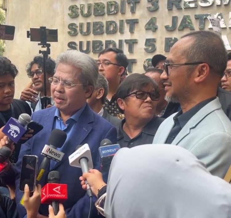 Todung Mulya Lubis saat dampingi Abraham Samad di Polda Metro Jaya dalam kasus dugaan ijazah palsu Jokowi