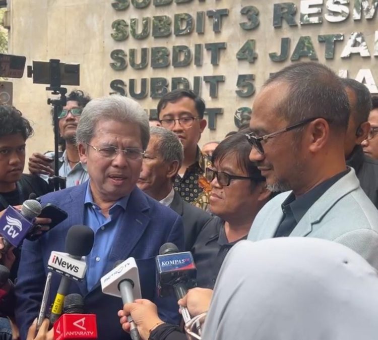 Todung Mulya Lubis saat dampingi Abraham Samad di Polda Metro Jaya dalam kasus dugaan ijazah palsu Jokowi