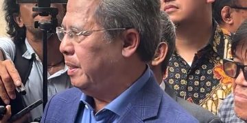 Todung Mulya Lubis saat dampingi Abraham Samad di Polda Metro Jaya dalam kasus dugaan ijazah palsu Jokowi