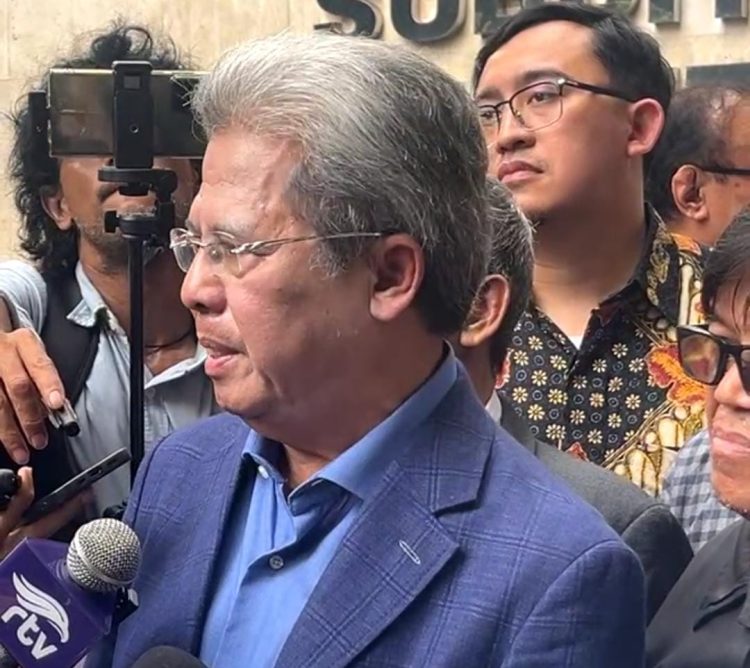 Todung Mulya Lubis saat dampingi Abraham Samad di Polda Metro Jaya dalam kasus dugaan ijazah palsu Jokowi