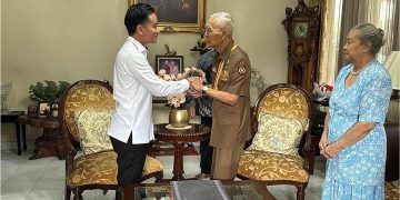 Gibran Rakabuming Raka sambangi kediaman Tri Sutrisno (dok ig @Gibran-rakabuming)
