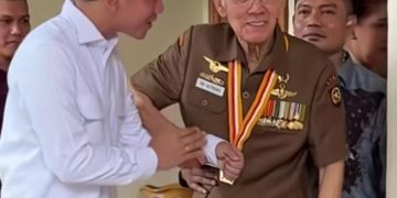 Gibran Rakabuming Raka sambangi kediaman Tri Sutrisno (dok ig @Gibran-rakabuming)