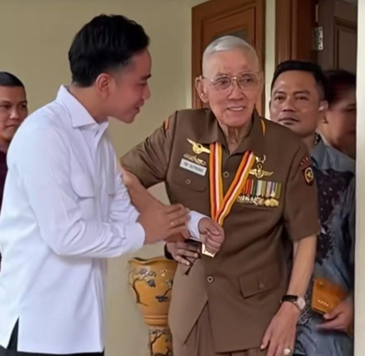 Gibran Rakabuming Raka sambangi kediaman Tri Sutrisno (dok ig @Gibran-rakabuming)