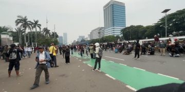 Aksi massa di depan Gedung DPR RI