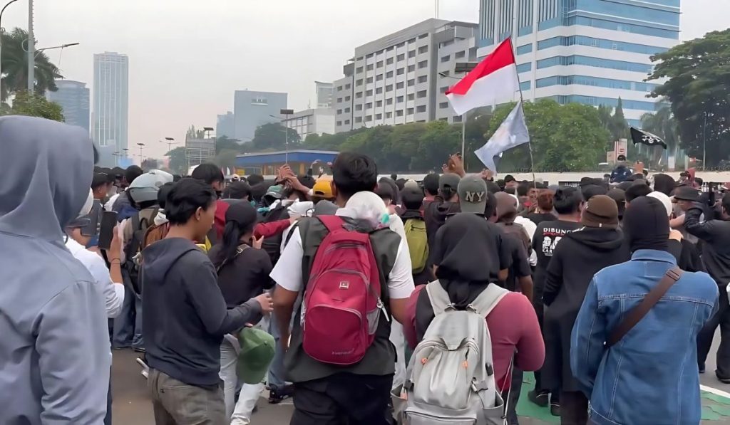 Massa aksi demo 25 Agustus di kawasan gedung DPR RI, Jakarta Pusat, pada Senin (25/8/2025). (Ilham F/Suaranusantara)
