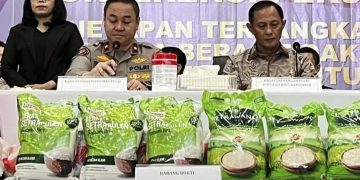 Polisi umumkan tiga tersangka dari PT PIM Wilmar atas kasus beras oplosan (Instagram @news.nusantaratv)