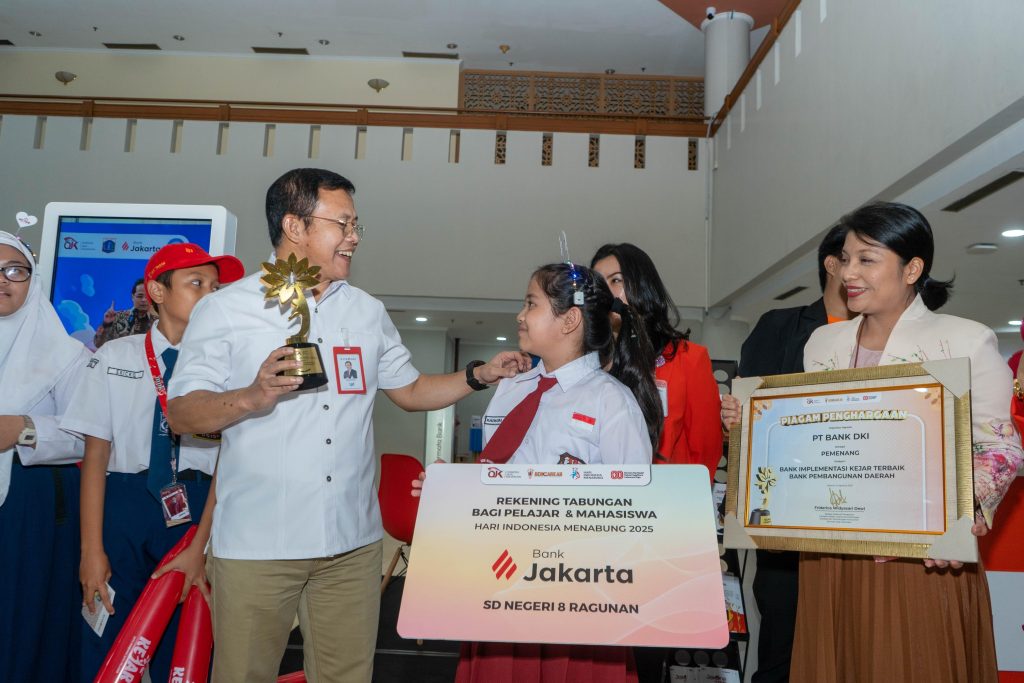 Bank Jakarta terima KEJAR Award 2025 dari OJK karena dukung inklusi keungan pelajar (Dok Istimewa).