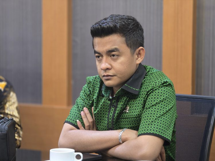 Ketua DPRD Kabupaten Nias Barat fraksi Gerindra, Kevin Waruwu (Dok Ilwan Nehe/Suaranusantara.com).