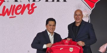 Ketua umum PSSI, Erick Thohir (kiri), berfoto dengan direktur teknik baru PSSI, Alexander Zwiers (kanan), di Hotel Mulia, Jakarta, Senin (25/8/2025). (ANTARA/RAUF ADIPATI)