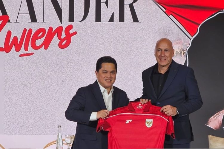 Ketua umum PSSI, Erick Thohir (kiri), berfoto dengan direktur teknik baru PSSI, Alexander Zwiers (kanan), di Hotel Mulia, Jakarta, Senin (25/8/2025). (ANTARA/RAUF ADIPATI)