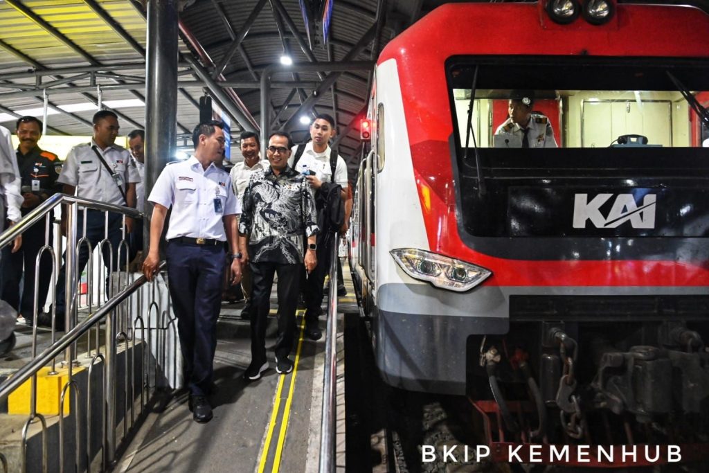 Menteri Perhubungan (Menhub) Budi Karya Sumadi saat meninjau Kereta Bandara menuju Bandara Yogyakarta (Dok kemenhub)