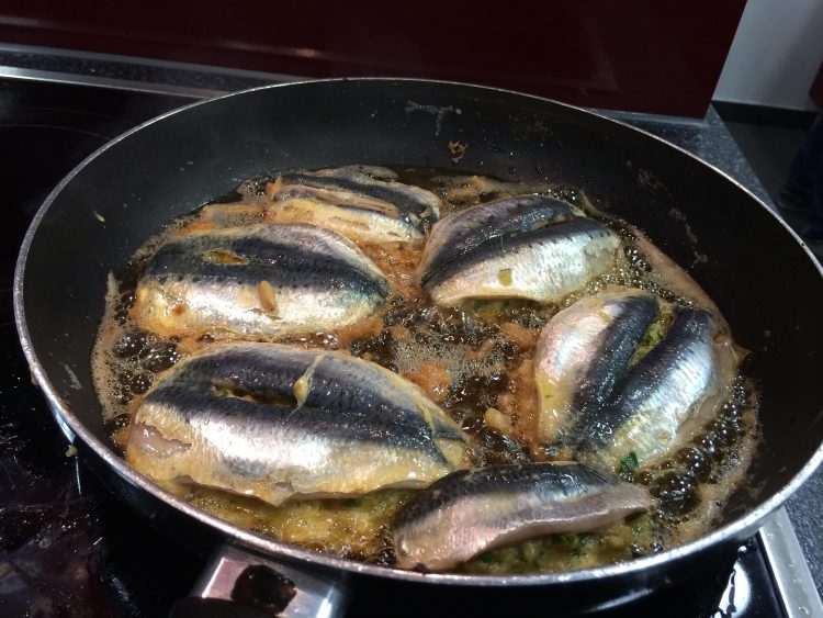 7 Tips Ampuh Menggoreng Ikan Agar Tidak Lengket di Wajan