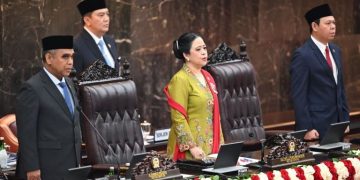 Ketua MPR Ahmad Muzani (kiri) bersama Ketua DPR Puan Maharani (kedua kanan) dan Ketua DPD Sultan Bachtiar Najamudin (kanan) menyanyikan lagu kebangsaan Indonesia Raya dalam Sidang Tahunan MPR RI dan Sidang Bersama DPR-DPD RI Tahun 2025 di Gedung Nusantara, Kompleks Parlemen, Jakarta, Jumat (15/8/2025). (ANTARAFOTO/Rivan Awal Lingga