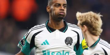 Pemain Newcastle United Alexander Isak berselebrasi setelah menetak gol ke gawang Ipsiwich Town saat pertandingan Liga Inggris kedua tim, Sabtu (22/12/2024).