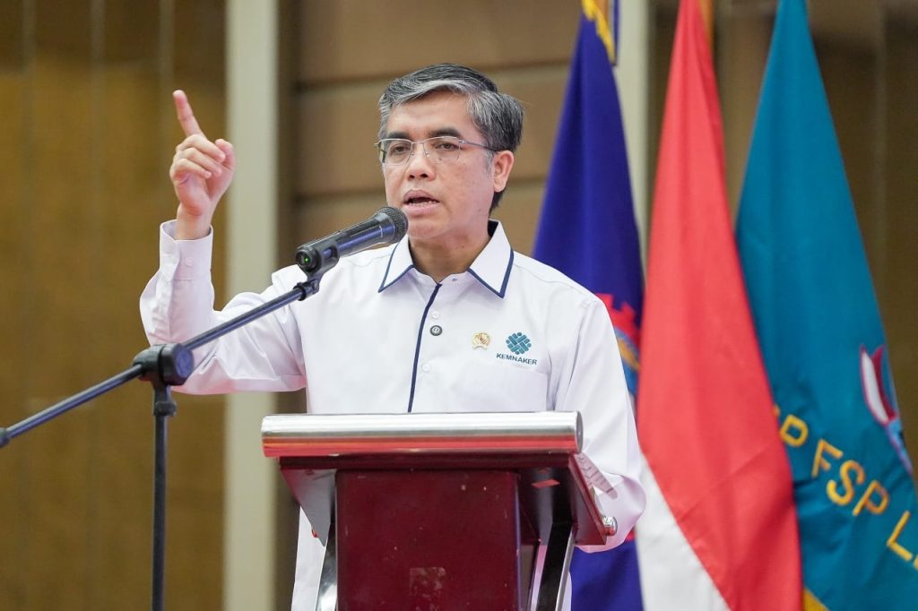 Menteri Ketenagakerjaan, Yassierli, saat membuka Rakernas FSP LEM SPSI di Karawang (Dok: Biro Humas Kemnaker)