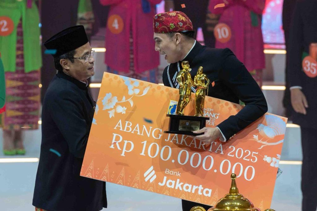 Direktur Utama Bank Jakarta, Agus H. Widodo memberikan tabungan ke pemenang Abang None 2025 (Dok Istimewa).
