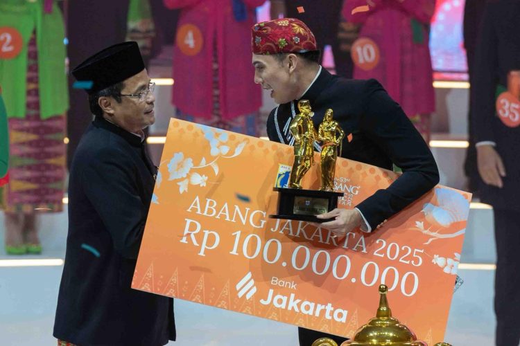 Direktur Utama Bank Jakarta, Agus H. Widodo memberikan tabungan ke pemenang Abang None 2025 (Dok Istimewa).