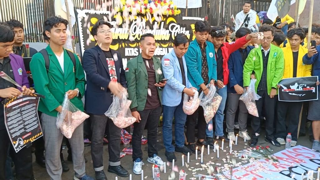 Aksi tabur bunga hingga menyalakan lilin di depan Gedung DPR RI, Jakarta, Kamis (4/9/2025). (Ilham F/Suaranusantara)