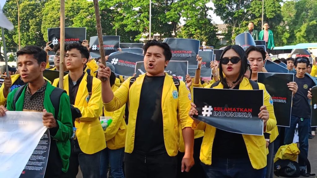BEM SI menggelar aksi damai bertajuk'Selamatkan Indonesia' di depan Gedung DPR RI, Jakarta Pusat, Kamis (4/9/2025). (Ilham F/Suaranusantara)