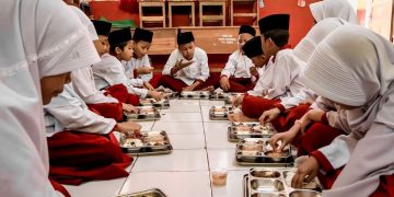 anak-anak tengah menikmati sajian MBG (dok ig badangizinasional.ri)