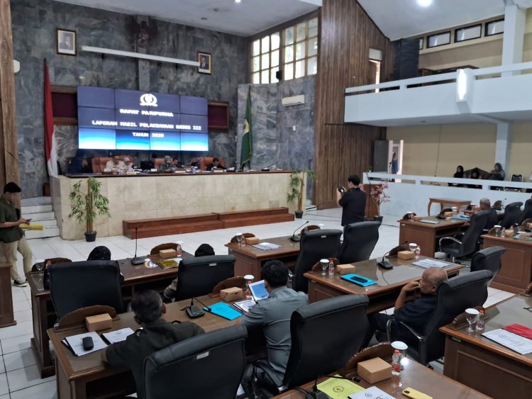 Anggota DPRD Lebak mengikuti rapat paripurna laporan hasil reses.(SuaraNusantara/Def)