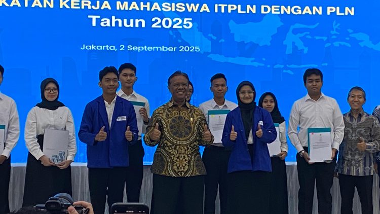 Direktur Legal dan Manajemen Human Capital PLN, Yusuf Didi Setiarto, pada seremoni penandatanganan kontrak ikatan kerja 2025 (Dok: Mayzka)