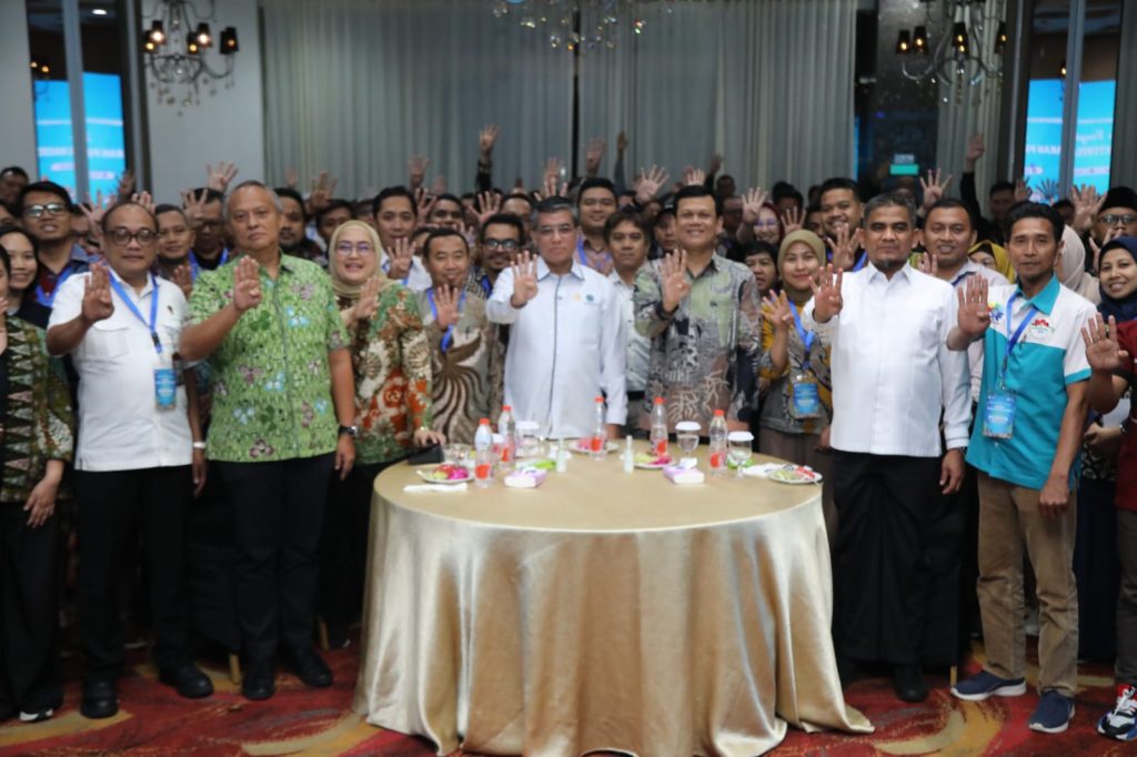 Kegiatan foto bersama Menteri Ketenagakerjaan, Yassierli, usai membuka pelatihan kader Hubungan Industrial Pancasila (HIP) di Bogor (Dok: Biro Humas Kemnaker RI)