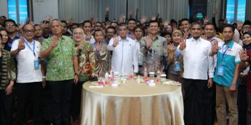 Kegiatan foto bersama Menteri Ketenagakerjaan, Yassierli, usai membuka pelatihan kader Hubungan Industrial Pancasila (HIP) di Bogor (Dok: Biro Humas Kemnaker RI)
