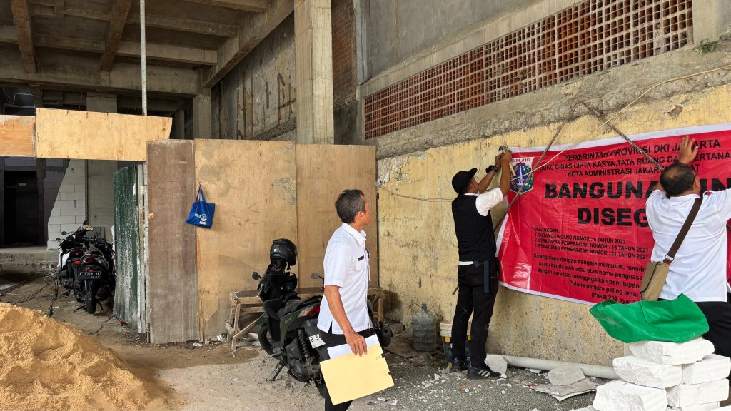Penyegelan bangunan di kawasan permukiman Petojo oleh Suku Dinas Cipta Karya Tata Ruang dan Pertanahan (CKTRP) Jakarta Pusat (Dok: Sudin CKTRP Jakpus)