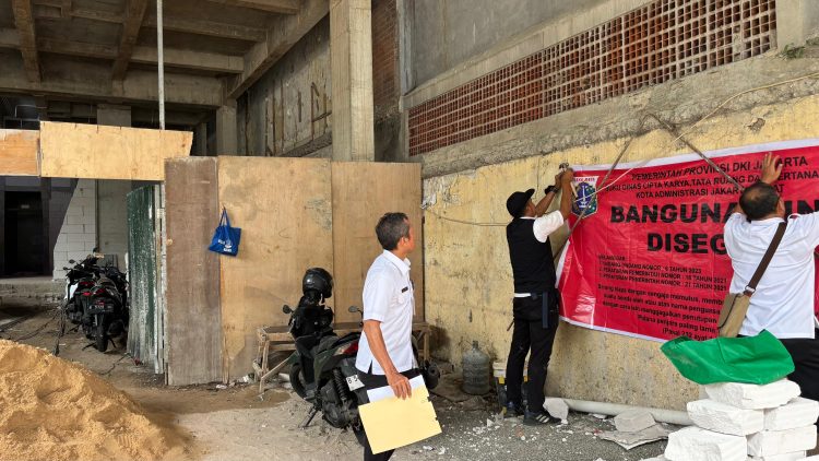 Penyegelan bangunan di kawasan permukiman Petojo oleh Suku Dinas Cipta Karya Tata Ruang dan Pertanahan (CKTRP) Jakarta Pusat (Dok: Sudin CKTRP Jakpus)