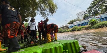 Organisasi Masyarakat (Ormas) Pemuda Pancasila (PP) menggelar aksi bersih-bersih aliran Sungai Ciliwung di kawasan Tanah Abang, Jakarta Pusat (Dok: Bale Wartawan Jakarta Pusat)