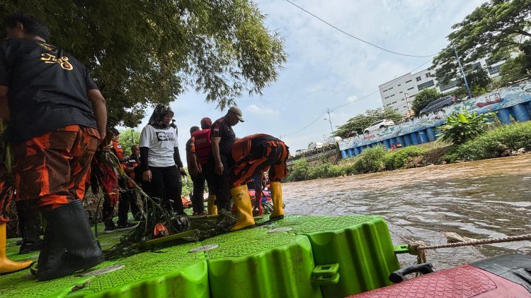 Organisasi Masyarakat (Ormas) Pemuda Pancasila (PP) menggelar aksi bersih-bersih aliran Sungai Ciliwung di kawasan Tanah Abang, Jakarta Pusat (Dok: Bale Wartawan Jakarta Pusat)