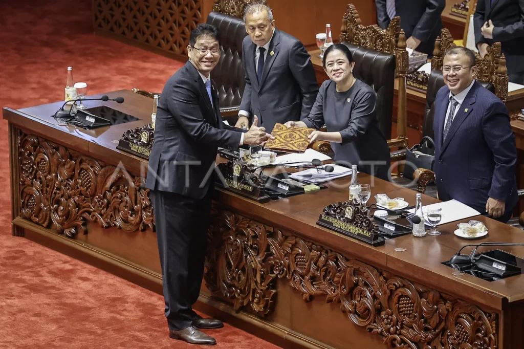 Ketua DPR Puan Maharani terima berkas pendapat akhir dari Menteri Keuangan Purbaya Yudhi Sadewa di Rapat Paripurna DPR RI ke-5 Masa Persidangan I Tahun Sidang 2025-2026 (Dok Antara Foto).