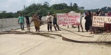 Warga memblokir jalan proyek Tol Serang-Panimbang, di Kabupaten Lebak.(Def/SuaraNusantara)