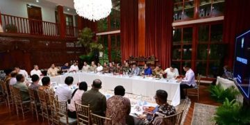 Presiden RI Prabowo kumpulkan para menterinya di Kertanegara, Minggu malam 28 September 2025 (instagram @sekretariat.kabinet)