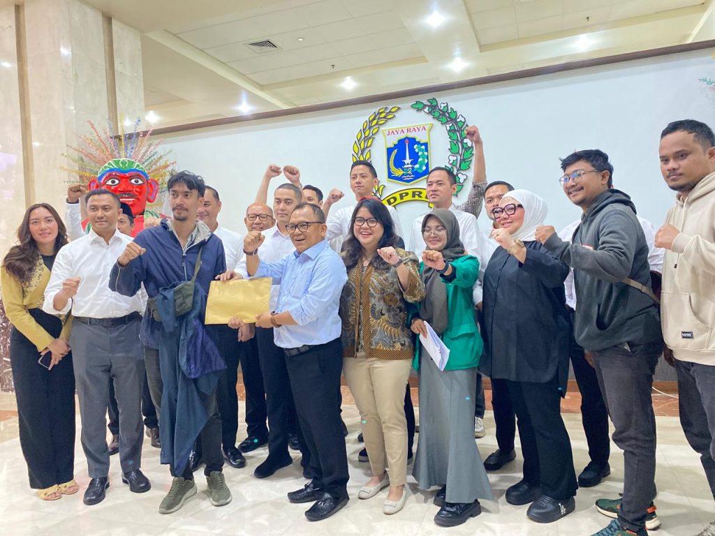Pimpinan DPRD DKI Jakarta dan massa aksi usai beraudiensi (Dok Suaranusantara.com)