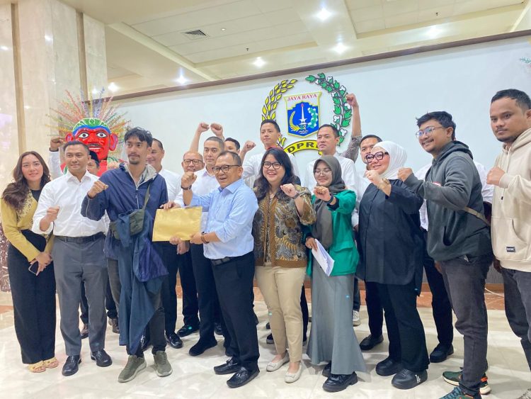 Pimpinan DPRD DKI Jakarta dan massa aksi usai beraudiensi (Dok Suaranusantara.com)