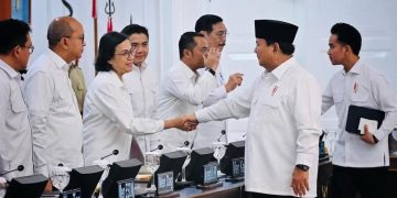 Mantan Menteri Keuangan Sri Mulyani bersalaman dengan Presiden Prabowo Subianto (Dok Instagram @smindrawati)