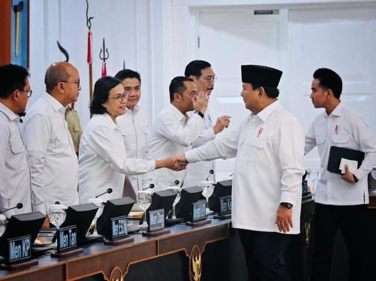 Mantan Menteri Keuangan Sri Mulyani bersalaman dengan Presiden Prabowo Subianto (Dok Instagram @smindrawati)