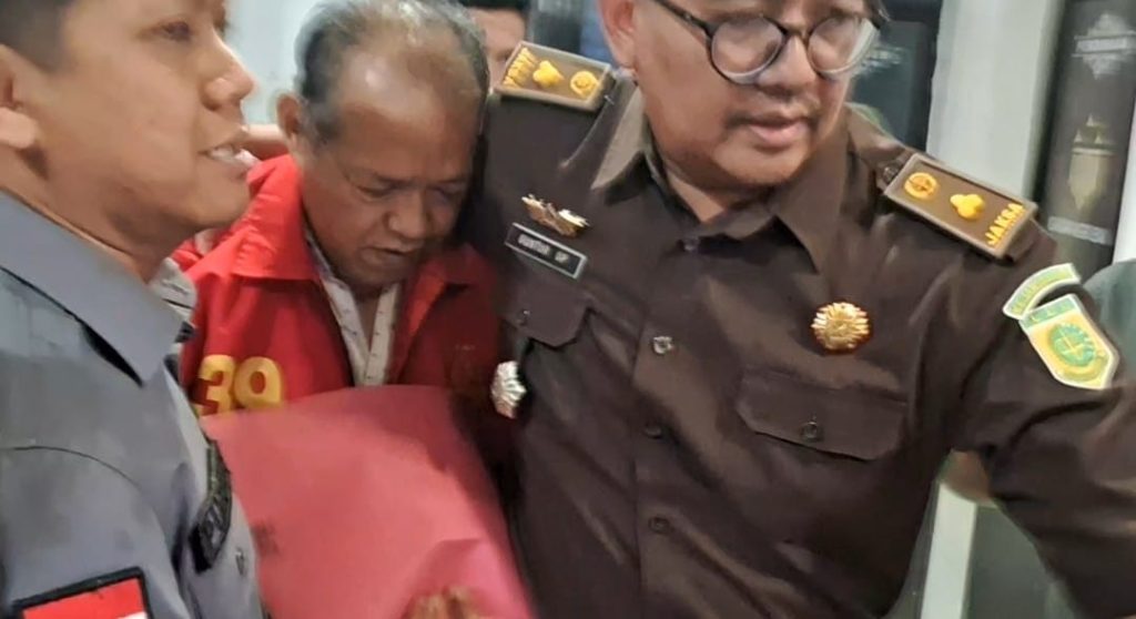Tersangka dugaan korupso penyertaan modal PDAM Lebak, Banten, ditahan Kejari.(Def/SuaraNusantara)