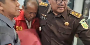 Tersangka dugaan korupso penyertaan modal PDAM Lebak, Banten, ditahan Kejari.(Def/SuaraNusantara)
