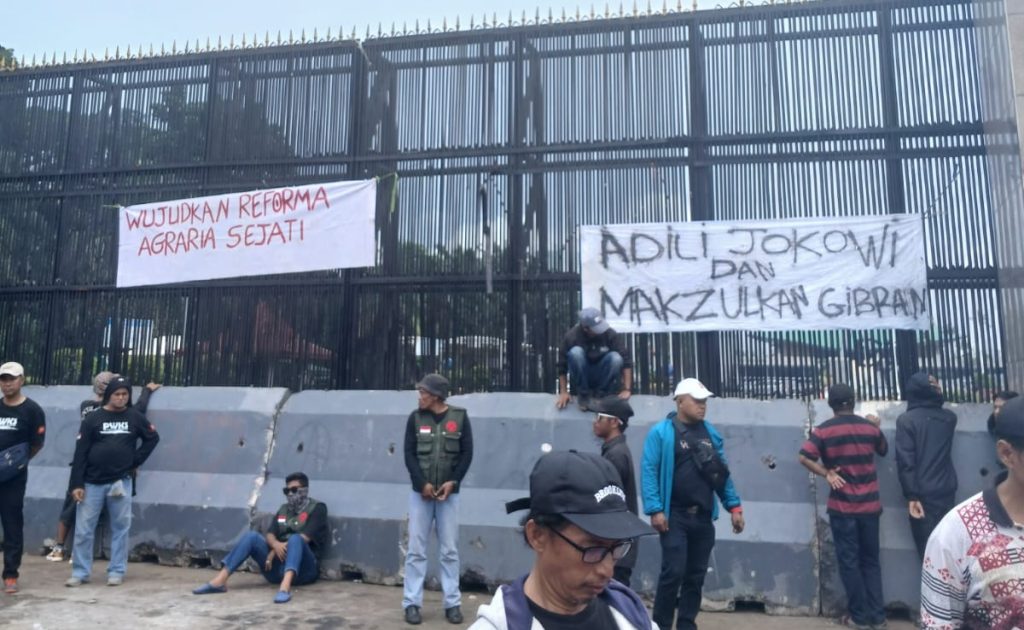 Aliansi Gerakan Reforma Agraria demo di DPR RI