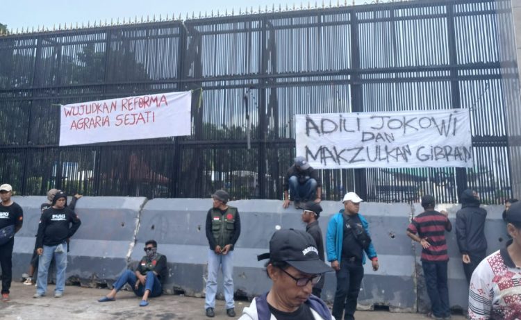 Aliansi Gerakan Reforma Agraria demo di DPR RI