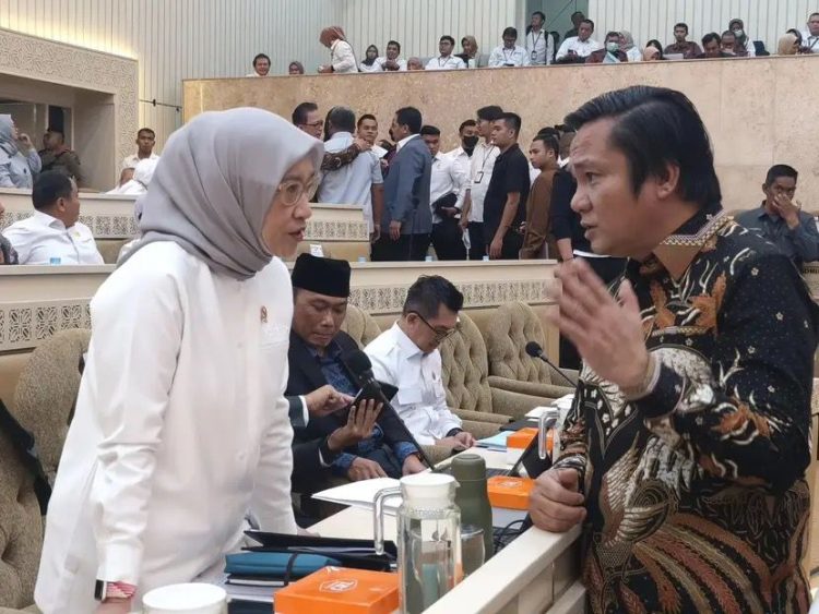 Bupati Nias Barat, Eliyunus Waruwu menemui Menteri PAN-RB, Rini Widyantini di DPR RI (Dok FB Eliyunus Waruwu)